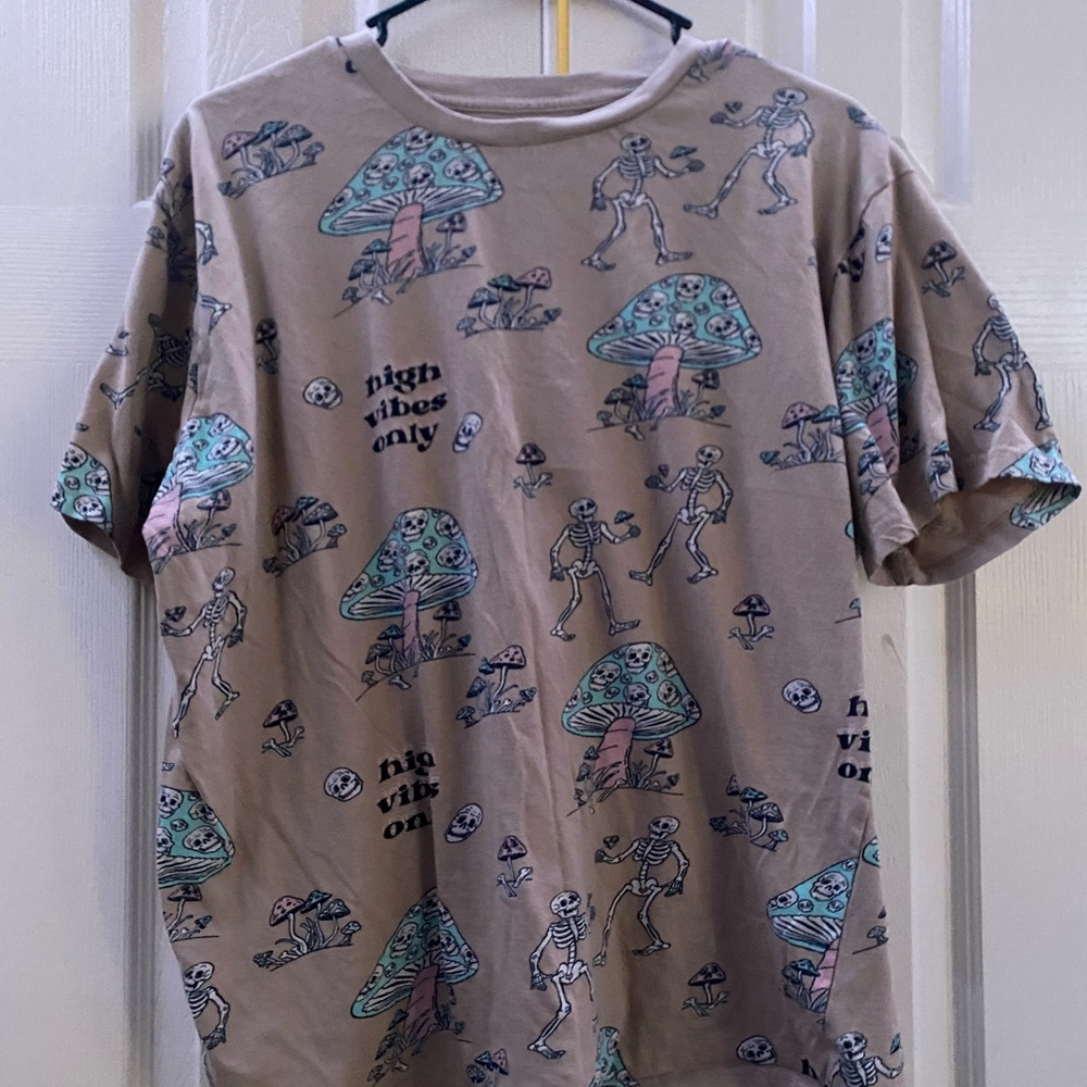 “high vibes only” graphic tee